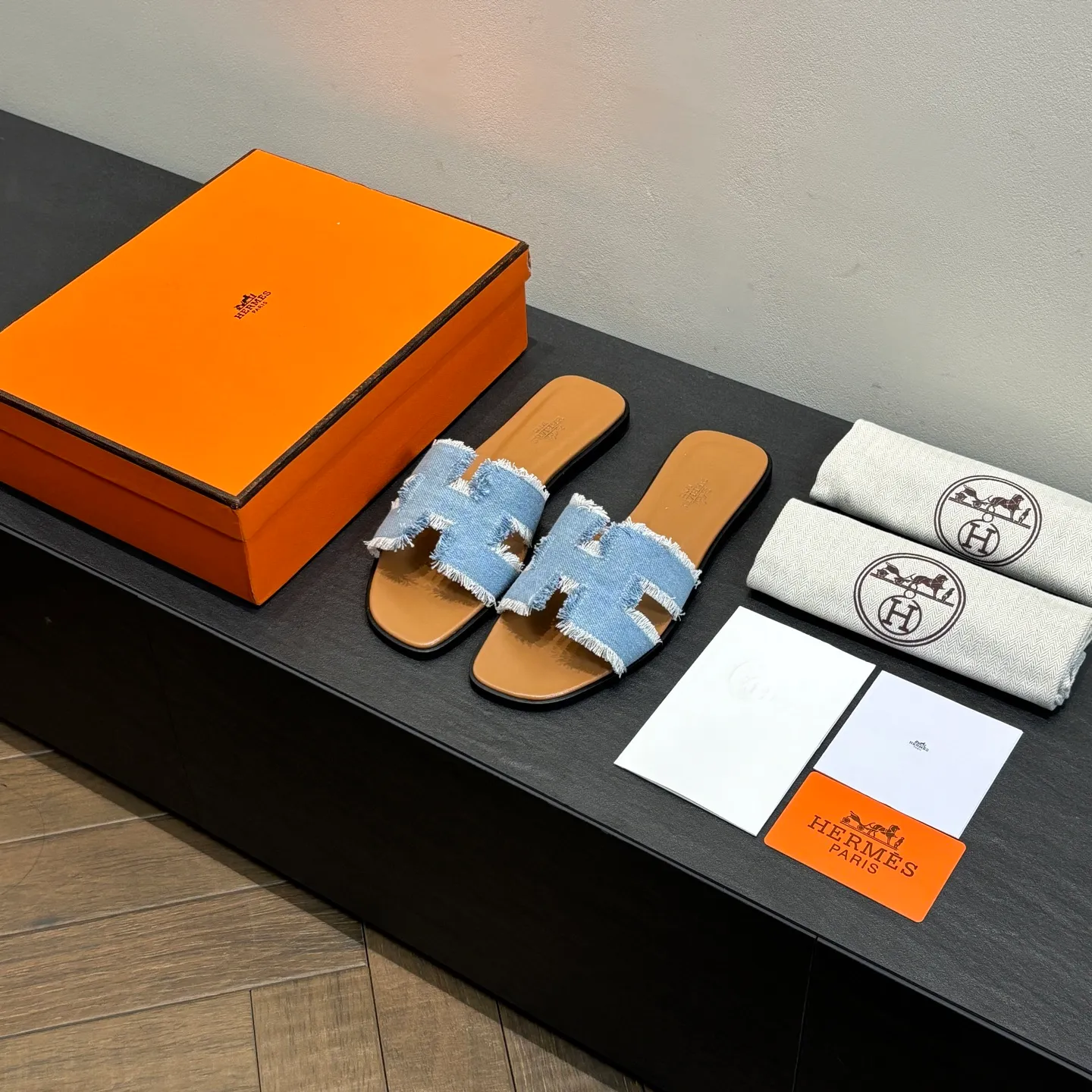 👟👟Ex-factory price 480👟👟 Brand💗: The latest color series from HERMES official website Code number💗: 35-40 full size (34 41 42 customized, non-refundable and non-exchangeable) Upper material💗: Classic plain calfskin Sole material💗: Zero-crack genuine leather mid-sole👑👑👑 Fully dyed HERMES Plain calfskin sandals, a historical representative work, the timeless classic H sandals, suitable for home and travel, this shoe is the finishing touch of your wardrobe, it looks great on the feet💃🏻💃🏻💃🏻